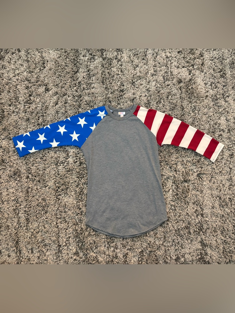 ❤️🤍💙LuLaRoe Grey Raglan Top with Americana Star & Stripe Sleeves